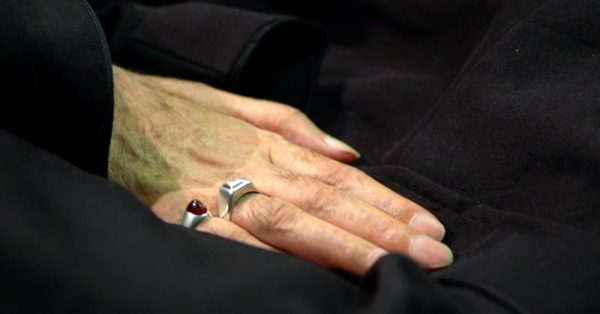 انگشتر به دست راست کردن